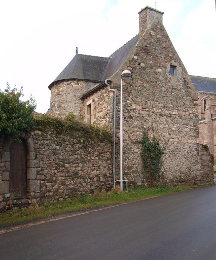 Vue générale, élévation antérieure sur jardin et pignon est ; Paimpol, l'ancien bourg de Plounez. Maison à tour demi-hors-oeuvre sur élévation antérieure sur jardin (18ème siècle) ; Paimpol, l'ancien bourg de Plounez. Maison (18ème siècle)