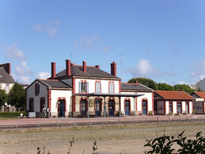 Vue générale de la gare ; Vue générale de la gare ; Vue générale de la gare ; Paimpol, le Centre-Ville. Vue générale de la gare édifiée à la fin du 19ème siècle. La mise en service du train à partir de 1893 participa au désenclavement de la région de Paimpol