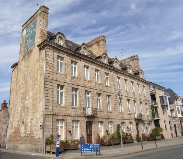 Paimpol, le port. Maisons identiques inscrites à l'inventaire supplémentaire des monuments historiques le 11 août 1964 ; Vue générale ; Paimpol, le port. Maisons d'armateur (4ème quart du 18ème siècle)