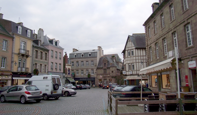 Paimpol, le Centre-Ville. La place du Martray, coeur historique de la ville bordé d'hôtels particuliers et desservi par un réseau de rues convergentes