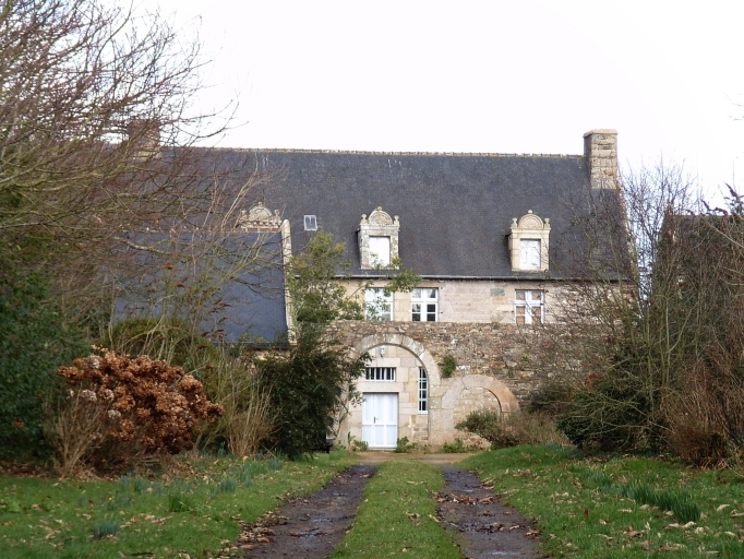 Paimpol, le manoir de Kerloury, inscrit à l'inventaire supplémentaire des monuments historiques le 23 septembre 1971 ; Paimpol, le manoir de Kerloury depuis l'entrée (17ème siècle) ; Vue générale (élévation antérieure sur cour) ; Paimpol, le manoir de Kerloury (17ème siècle)