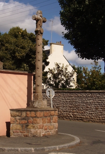 Vue générale ; Paimpol, croix de chemin de Pen-an-Run (17ème siècle ?)