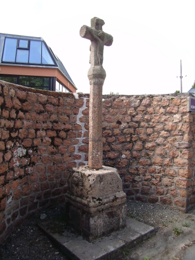 Vue générale ; Paimpol, croix de chemin dite croix de Gavel (3ème quart du 18ème siècle)