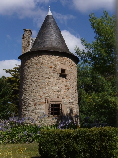 Vue générale ; Paimpol, les restes du manoir de Poulgoïc (vers 1500)