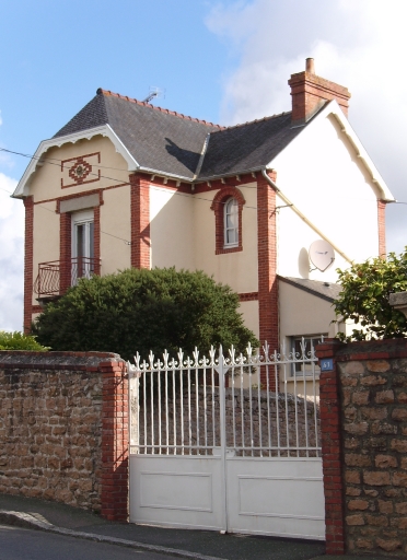 Vue générale ; Paimpol, le quartier de Kerity. Maison à deux travées, à avancée antérieure latérale à pignon, témoignage des vertues décoratives de la brique rouge (1er quart du 20ème siècle)