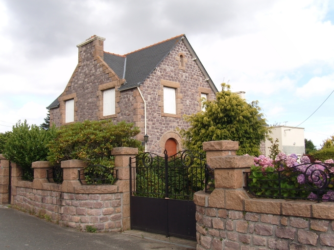 Vue générale ; Paimpol, le quartier de Kerity. Maison de style régionaliste (2ème quart du 20ème siècle)