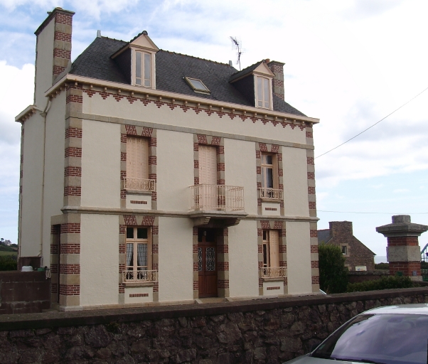 Vue générale ; Paimpol, le quartier de Kerity. Maison de type ternaire (1er quart du 20ème siècle) ; Paimpol, Kerity. Maison (1er quart du 20ème siècle)