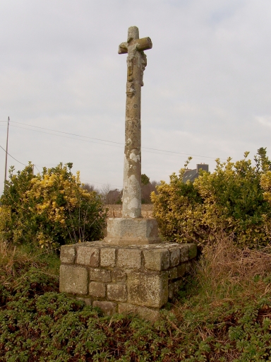 Vue générale ; Paimpol, Kergrist. Croix de chemin (18ème siècle)