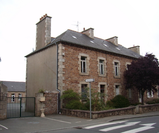 Vue générale ; Paimpol, le quartier de Kerity. Vue générale de l'école communale (1er quart du 20ème siècle) ; Paimpol, Kerity. Vue générale de l'école communale, les logements du personnel enseignant au premier plan (1er quart du 20ème siècle)