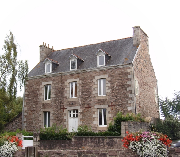 Vue générale ; Paimpol, le quartier de Kerity. L'ancien presbytère (2ème moitié du 19ème siècle)