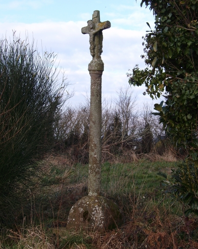 Vue générale ; Paimpol, Kergrist. Croix de chemin (18ème siècle)