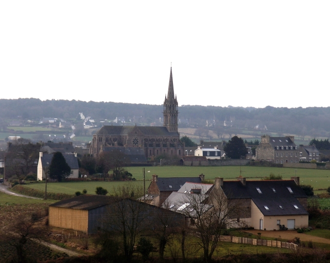 Paimpol, vue générale de l'écart de Plounez prise depuis le nord-est : on remarque à proximité de l'ancienne église paroissiale Saint-Pierre, édifiée à partir de 1892 (date portée), l'ancien presbytère construit en 1844 (date portée) ; Paimpol, vue générale de l'écart de Plounez prise depuis le nord-est