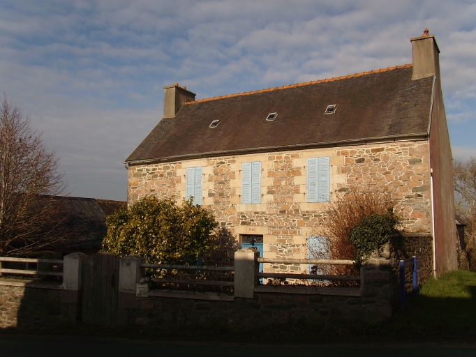 Vue générale ; Paimpol, Kergrist. Exemple d'habitat traditionnel : maison de type ternaire (1860)