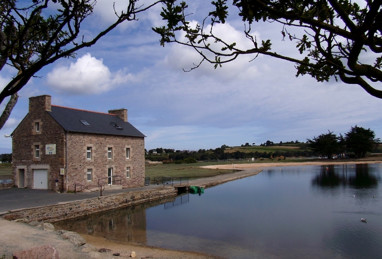 Paimpol, vue générale de l'ancien moulin de Poulaffret ; Paimpol, le quartier de Kerity. Vue générale de l'ancien moulin de Poulaffret reconstruit au cours des années 1880