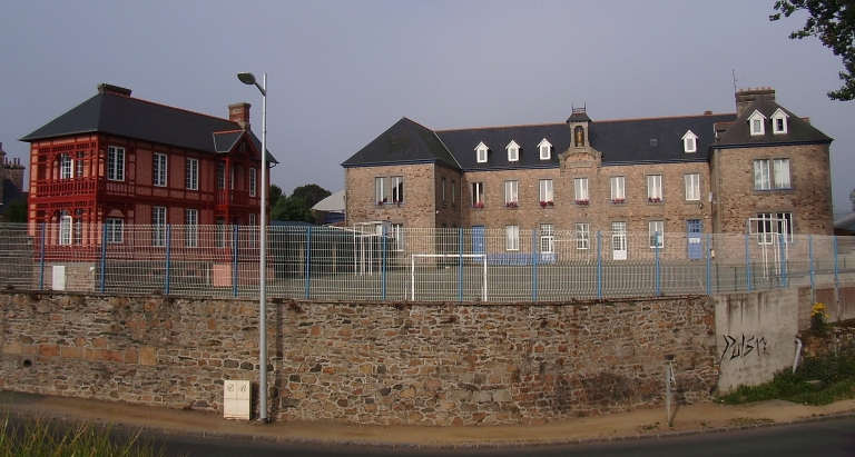 Vue générale ; Paimpol, le Port. Vue générale de l'école Saint-Joseph (4ème quart du 19ème siècle et 1er quart du 20ème siècle)