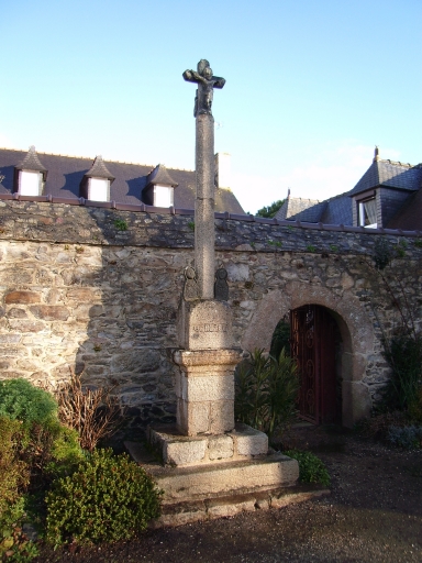 Paimpol, Kerloury. Croix monumentale (18ème siècle) ; Vue générale ; Paimpol, Kerloury. Croix monumentale (4ème quart du 18ème siècle)