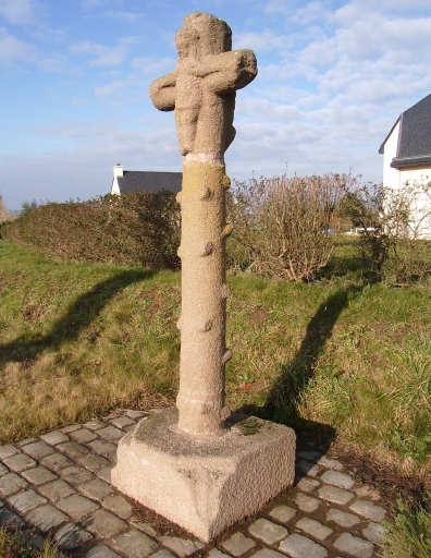 Vue générale ; Paimpol, Kergrist. Croix de chemin (4ème quart du 16ème siècle) ; Paimpol, Kergrist. Croix de chemin (3ème quart du 16ème siècle)