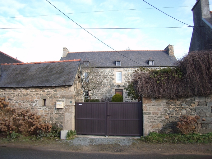 Vue générale ; Paimpol, Kergrist. Exemple d'habitat traditionnel : ancienne ferme à cour fermée (2ème moitié du 19ème siècle)