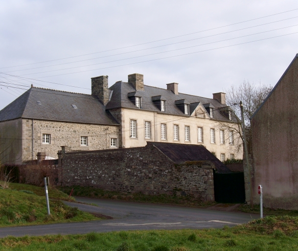 Vue générale, façade antérieure ; Paimpol, le manoir de Kergoniou (18ème siècle)