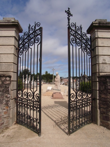 Paimpol, l'entrée du cimetière et le monument aux morts de la Grande Guerre exécuté par le sculpteur André Vermare