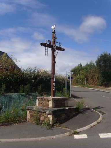 Vue générale ; Paimpol, Kergiquel. Croix de chemin, dite croix aux outils, reconstituée par Robert Hellou au début des années Quatre-Vingt d'après un modèle en place au début du 20ème siècle
