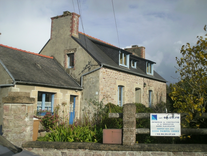 Paimpol, le Vieux-Bourg. Exemple d'habitat traditionnel : maison à deux pièces au rez-de-chaussée (1er quart du 20ème siècle) ; Vue générale