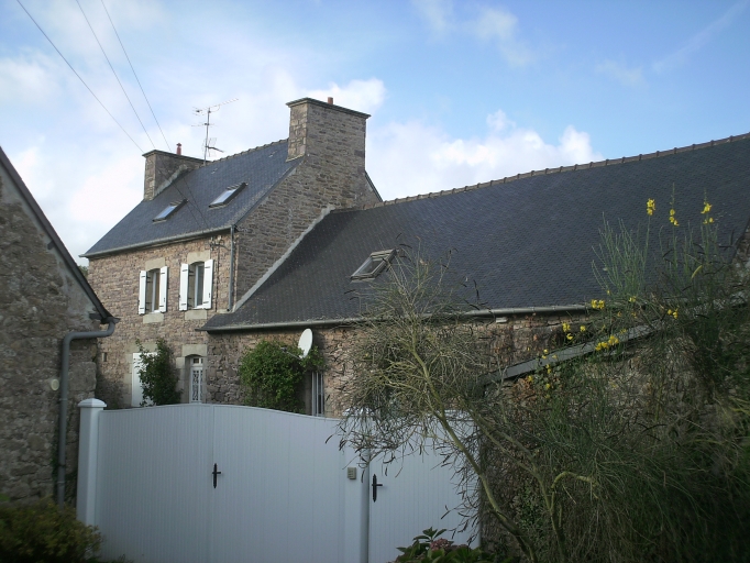 Paimpol, le Vieux-Bourg. Exemple d'habitat traditionnel : ancienne ferme (2ème moitié du 19ème siècle) ; Vue générale ; Paimpol, le Vieux-Bourg. Ancienne ferme (2ème moitié du 19ème siècle)