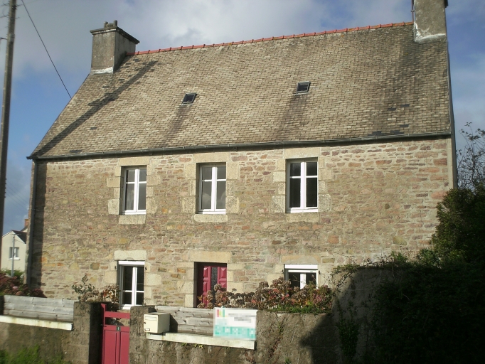 Paimpol, le Vieux-Bourg. Exemple d'habitat traditionnel : maison de type ternaire dont l'analyse architecturale suggère une probable datation autour de 1800 ; Vue générale