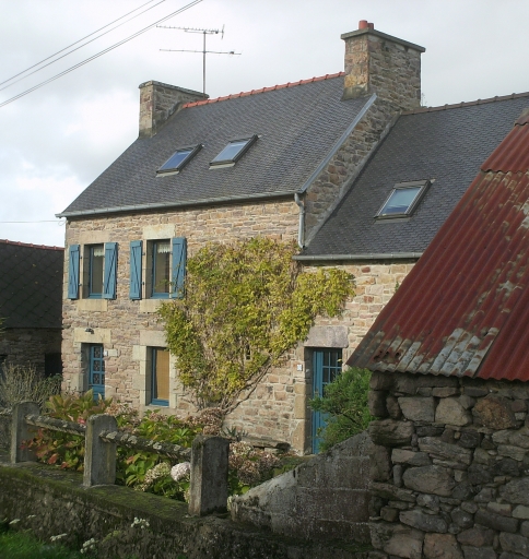 Paimpol, le Vieux-Bourg. Exemple d'habitat traditionnel : maison haute à deux travées (2ème moitié du 19ème siècle) ; Vue générale