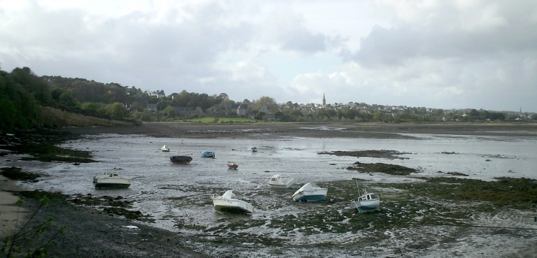 Vue générale (situation) ; Paimpol, vue générale du quartier de Kerity et du site de l'ancienne abbaye de Beauport au premier plan