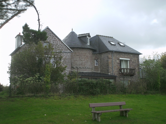 Paimpol, Sainte-Barbe. Vue générale de l'ancien moulin à vent de Sainte-Hélène ; Vue générale