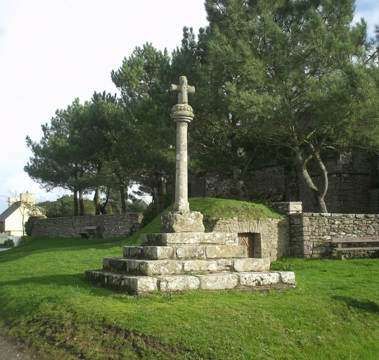 Paimpol, Sainte-Barbe. Croix monumentale  inscrite à l'inventaire supplémentaire des Monuments Historiques le 31 mars 1926 ; Paimpol, Sainte-Barbe. Croix monumentale (17ème siècle) ; Vue générale ; Paimpol, Sainte-Barbe. Croix monumentale (17ème siècle)