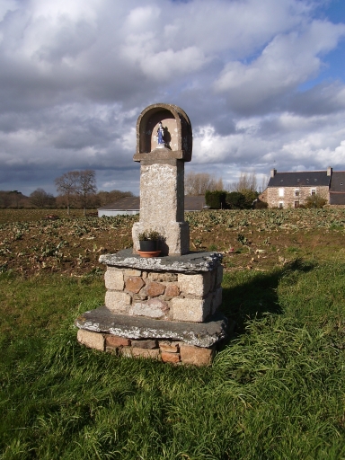 Paimpol, Landeby. Croix de chemin hétérogène dite stèle de Saint-Yves portant la date 1841 en souvenir d'un remontage. Elle fut déplacée en 1974 et installée sur un nouveau socle à l'occasion de travaux de voiries ; Paimpol, Landeby. Croix de chemin hétérogène dite stèle de Saint-Yves portant la date 1841 en souvenir d'un remontage. Elle fut déplacée en 1974 et installée sur un nouveau socle à l'occasion de travaux de voiries ; Paimpol, l'écart de Landeby : croix de chemin hétérogène dite stèle de Saint-Yves au premier plan, habitat traditionnel à l'arrière-plan