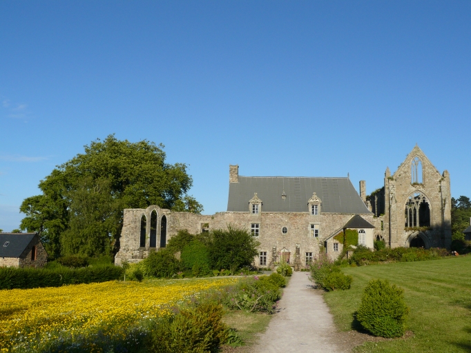 Vue générale du site abbatial prise depuis l'ouest ; Paimpol, Beauport. Vue générale de l'ancienne abbaye de Prémontrés fondée au début du 13ème siècle