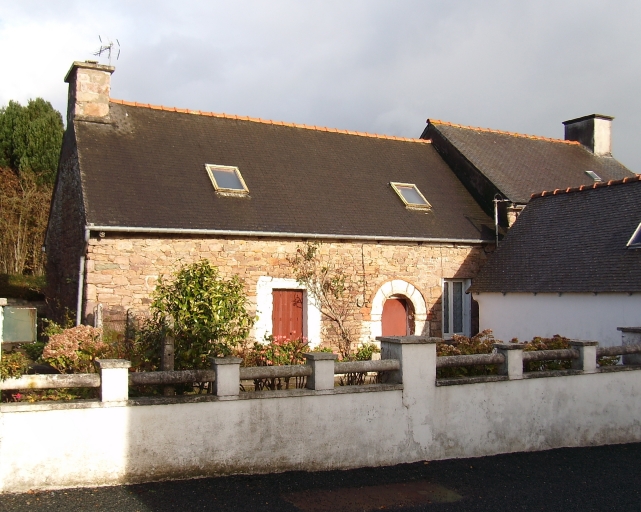 Paimpol, le Vieux-Bourg. Exemple d'habitat traditionnel : maison pouvant dater du 17ème siècle (datation incertaine) ; Vue générale