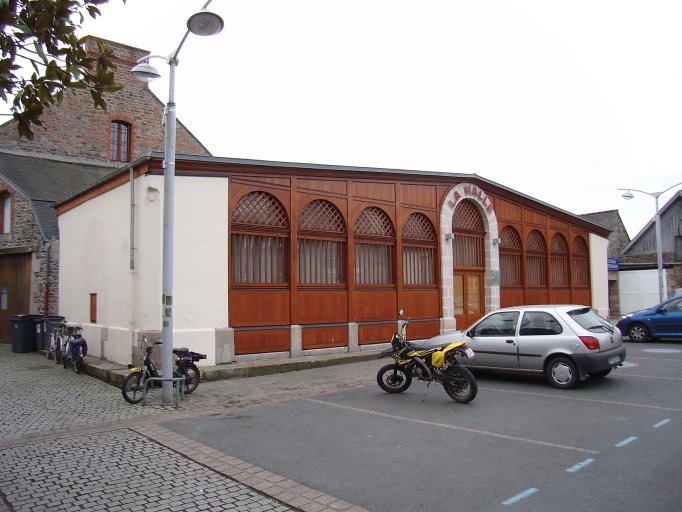 Vue générale ; Paimpol, place Gambetta. L'ancienne Halle aux Poissons ; Paimpol, le centre-ville. L'ancienne Halle aux Poissons (1er quart du 20ème siècle)