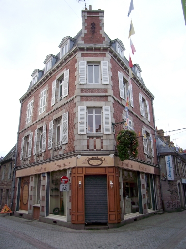 Vue générale ; Paimpol, le Centre-Ville. Immeuble à logements et boutique (1er quart du 20ème siècle)