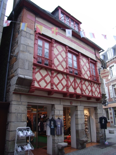 Vue générale ; Paimpol, le Centre-Ville. Maison en pan-de-bois, production de l'atelier de Goëlo-Penthièvre (vers 1600)