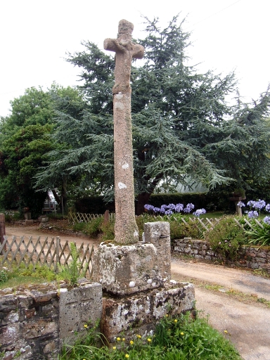 Vue générale ; Paimpol, la Lande-Colas. Croix de chemin (3ème quart du 18ème siècle)