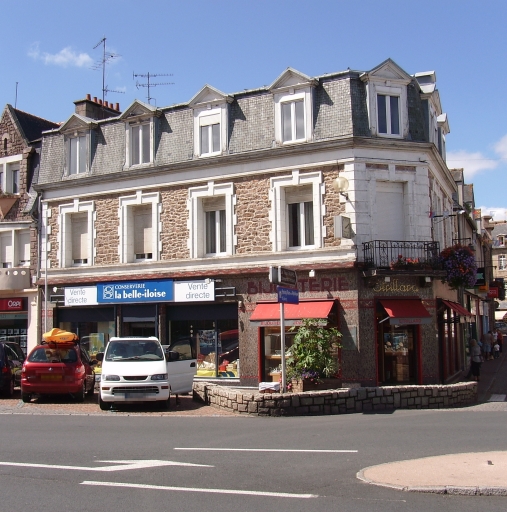 Vue générale ; Paimpol, le centre-ville. L'horlogerie-bijouterie Etrillard dont la devanture fut réalisée par le mosaïste Odorico (1er quart du 20ème siècle)