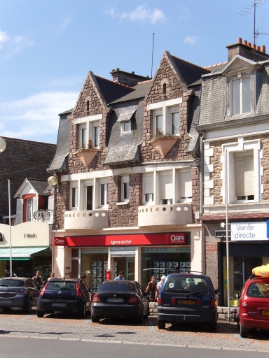 Vue générale ; Paimpol, le centre-ville. Magasin de commerce et logements, d'après l'architecte Georges-Robert Lefort (1ère moitié du 20ème siècle)