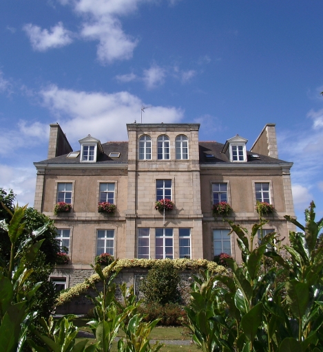 Vue générale ; Paimpol, le Centre-Ville. Vue générale de la mairie (2ème moitié du 19ème siècle)