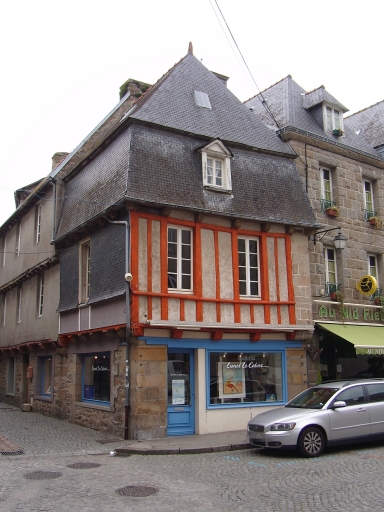 Paimpol, le Centre-Ville. Maison Armez (place du Martray),  inscrite à l'Inventaire supplémentaire des monuments historiques le 11 août 1964. ; Vue générale ; Paimpol, le Centre-Ville. Maison dite maison Armez (16ème siècle)