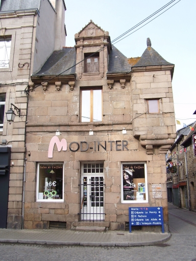 Paimpol, le Centre-Ville. Maison (24, place du Martray), inscrite à l'inventaire supplémentaire des monuments historiques, le 22 mars 1930 ; Vue générale, façade principale ; Paimpol, le Centre-Ville. Maison (16ème siècle)