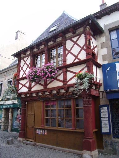 Paimpol, le Centre-Ville. Maison Jézéquel (rue des Huit-Patriotes), inscrite à l'inventaire supplémentaire des monuments historiques le 22 mars 1930 ; Vue générale ; Paimpol, le Centre-Ville. Maison en pan-de-bois dite maison Jézéquel, production de l'atelier de Goëlo-Penthièvre (3ème quart du 16ème siècle)