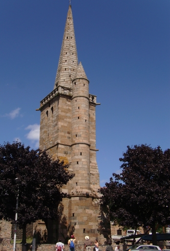 Paimpol, l'ancienne église paroissiale Notre-Dame-de-Bonne-Nouvelle, classée monument historique le 19 juin 1916 ; Vue générale ; Paimpol, le Centre-Ville. Vue générale des restes de l'ancienne église paroissiale (18ème siècle), localement dénommée la Vieille Tour ; Paimpol, le Centre-Ville. Vue générale des reste de Paimpol, les restes de l'ancienne église paroissiale (18ème siècle)