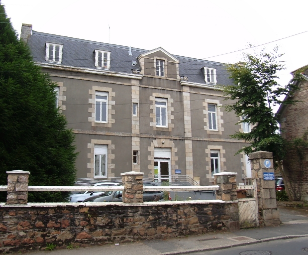 Vue générale ; Paimpol, rue Bécot. Bâtiment ayant probablement abrité une école (4ème quart du 19ème siècle)