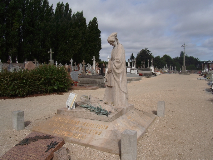 Paimpol, le monument aux morts de la Grande Guerre, oeuvre du sculpteur André-César Vermare datée du 1er quart du 20ème siècle (vers 1920) ; Vue générale ; Paimpol, le monument aux morts de la Grande Guerre réalisé par le sculpteur André-César Vermare (1921)