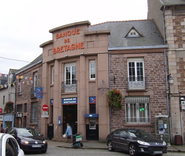 Vue générale ; Paimpol, le centre-ville. Banque, édifice de style régionaliste (vers 1940)