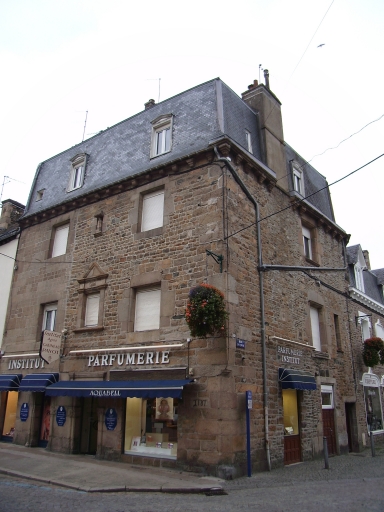 Paimpol, le Centre-Ville. Maison (place du Martray), inscrite à l'Inventaire supplémentaire des monuments historiques le 7 août 1964 ; Vue générale ; Paimpol, le Centre-Ville. Maison (4ème quart du 16ème siècle)